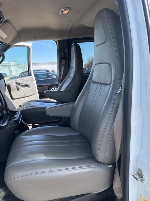 2023 Chevrolet Express Passenger 3500 1LS