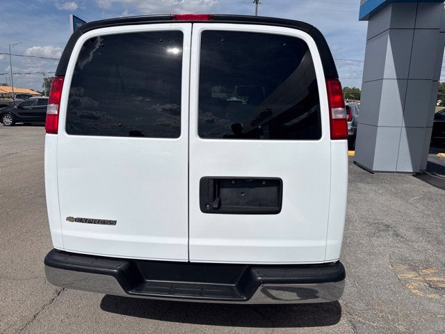 2025 Chevrolet Express Passenger 1LT