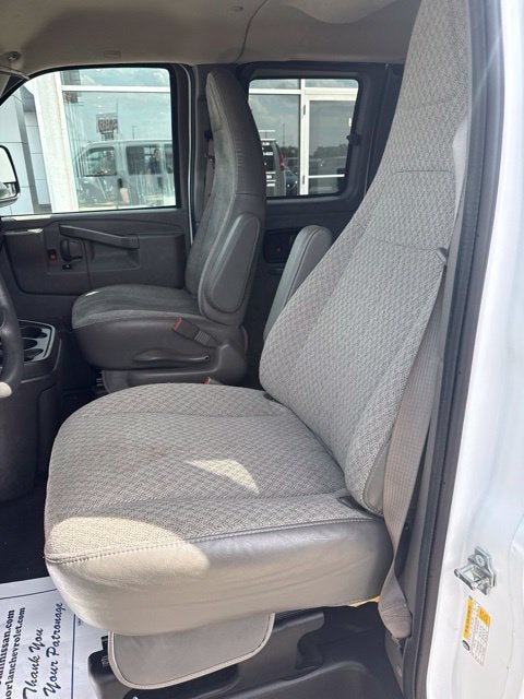 2025 Chevrolet Express Passenger 1LT