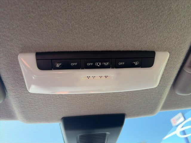 2022 Nissan Kicks SR
